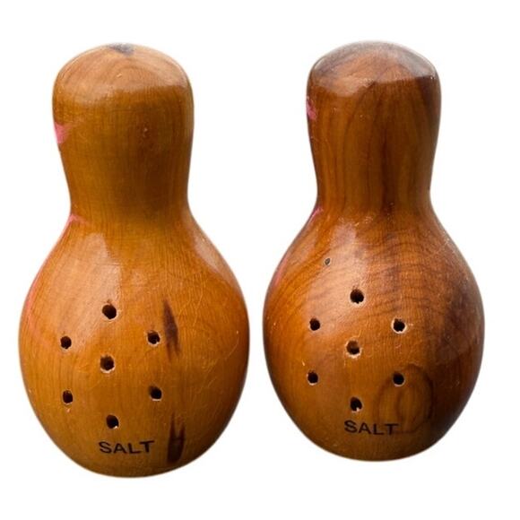 🎳 Vintage Wooden Bowling Pin Salt & Pepper Shakers Rustic Mid Century - Picture 1 of 5